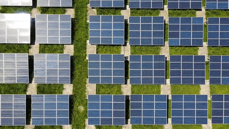 installation panneaux solaires toit plat