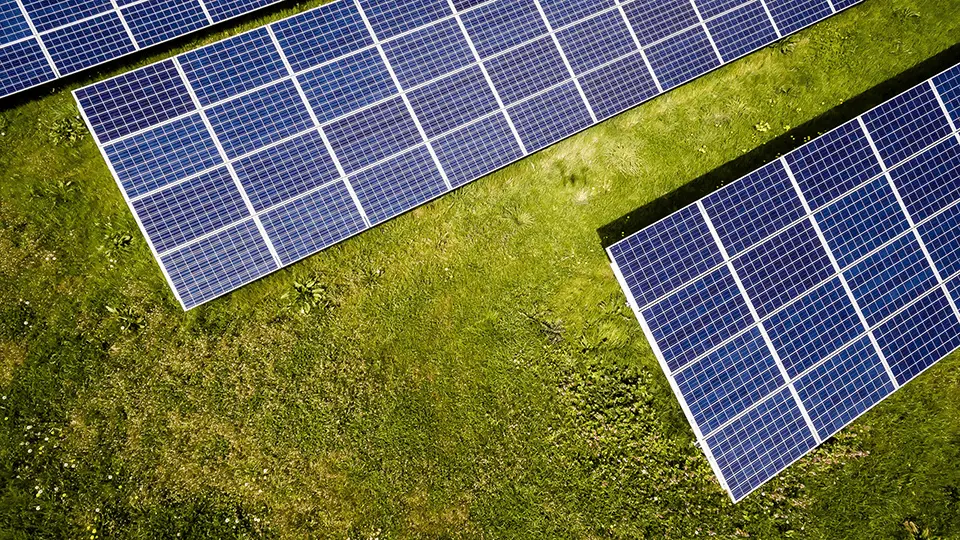 Panneaux au sol location toiture terrain solaire