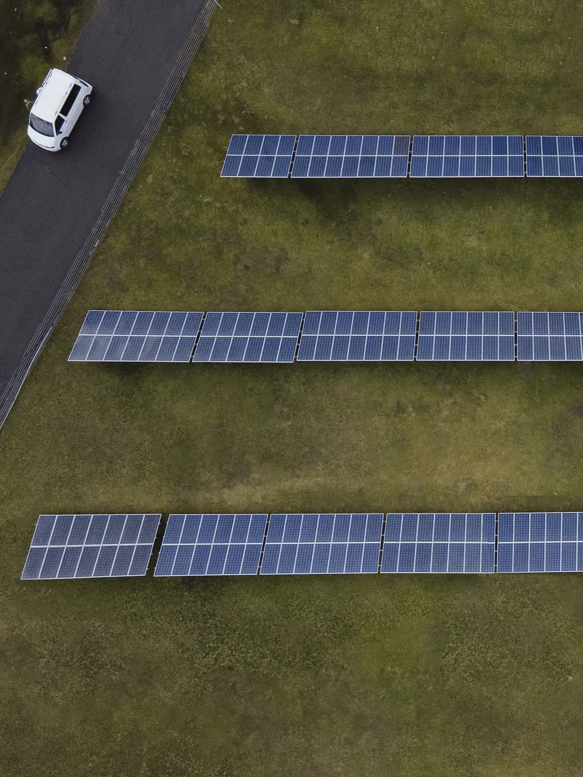 Panneaux solaires aux sol dans un champs Panneaux solaires sol