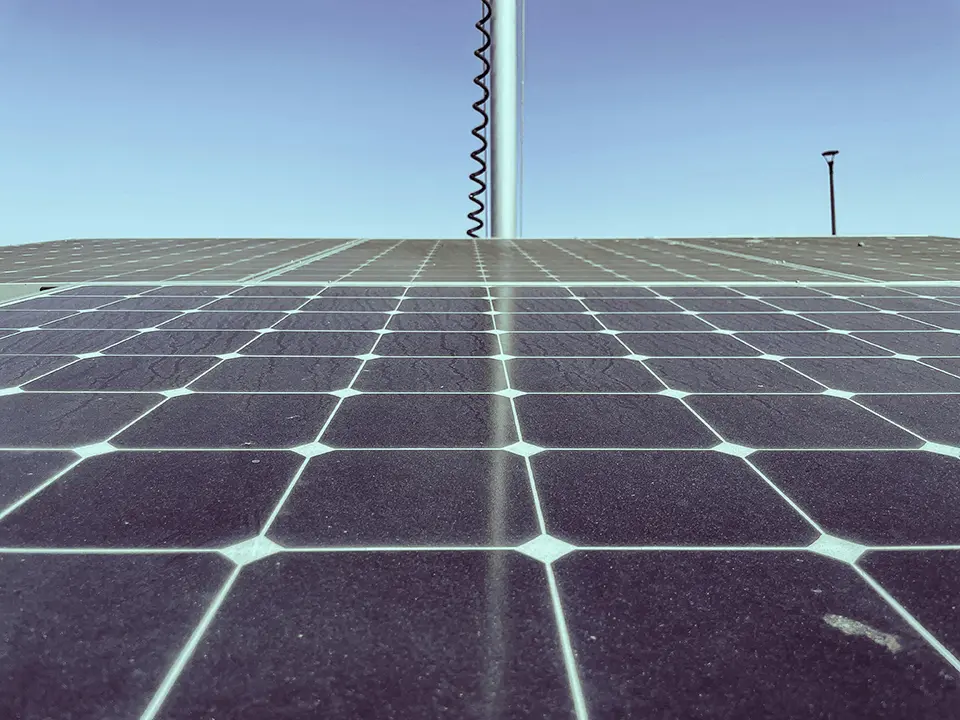 Installation panneaux solaires toit plat