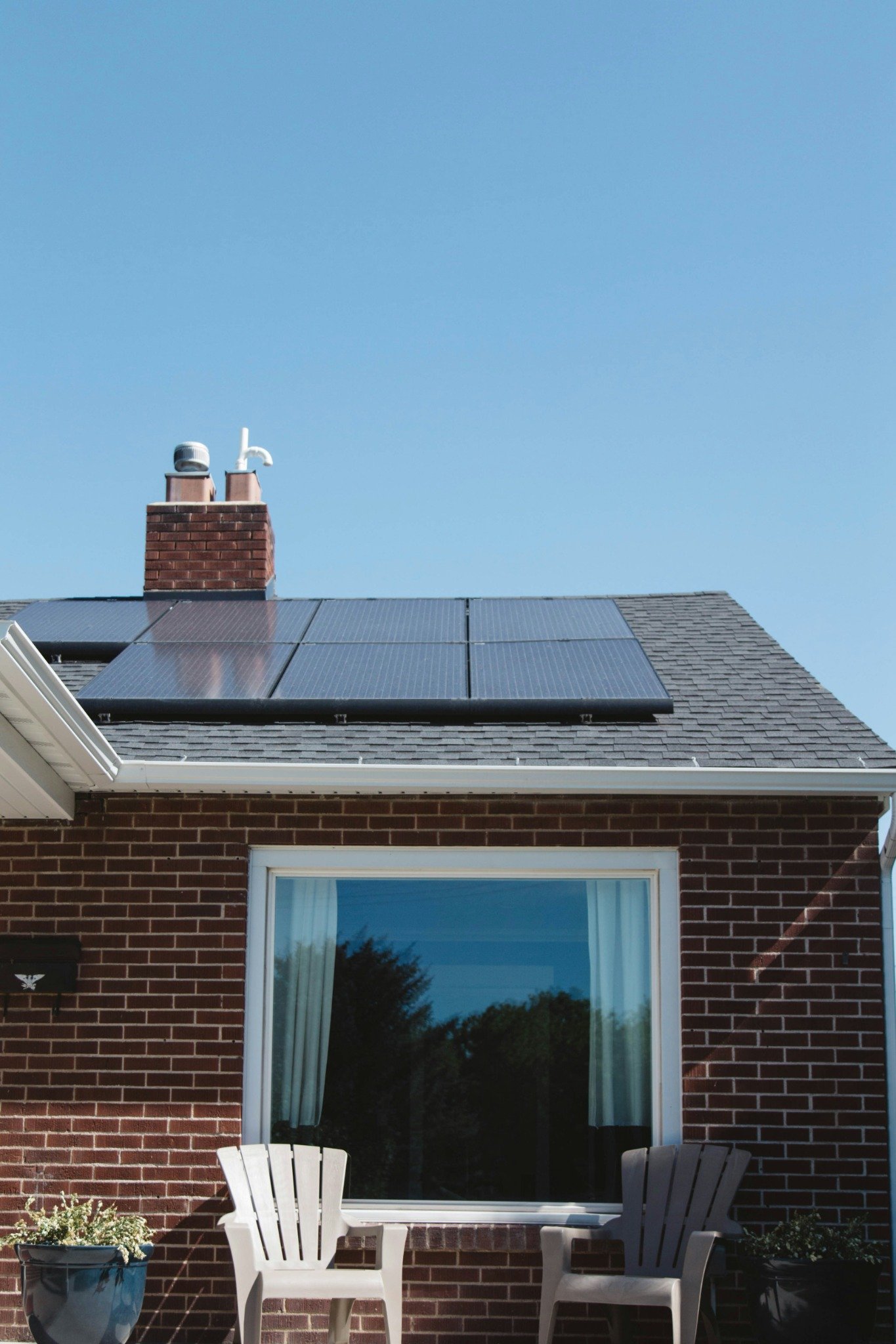 Panneaux photovoltaïques sur la toiture d’une maison.